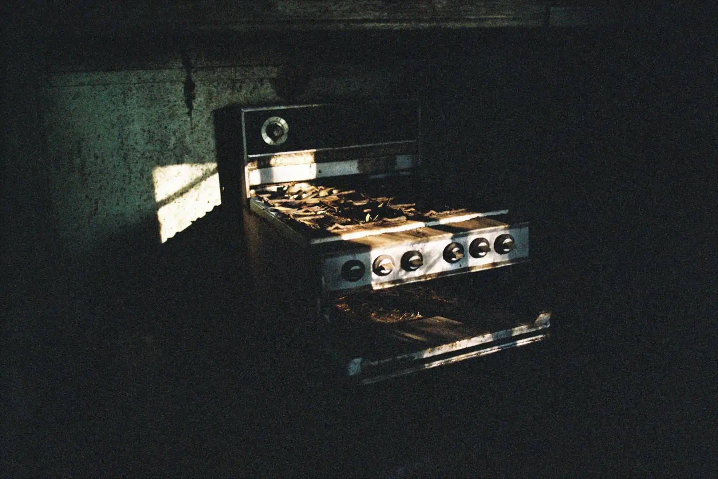 oven in abandoned gnarabup house